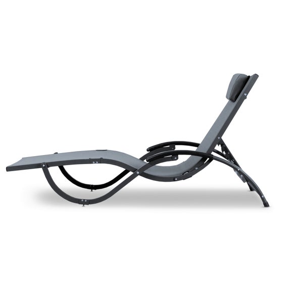 Moderne Gartenliege mit ergonomischem Metallgestell und komfortabler Bespannung, ideal für den Außenbereich und Entspannung.