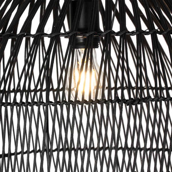 Nahaufnahme einer schwarzen Pendelleuchte mit Rattan-Schirm und einer Glühbirne.