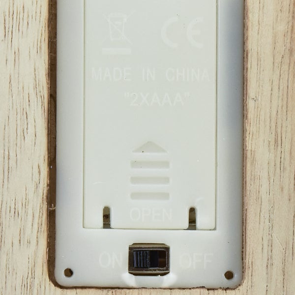 Batteriefach mit Ein- und Ausschalter sowie dem Hinweis, dass 2 AAA Batterien benötigt werden