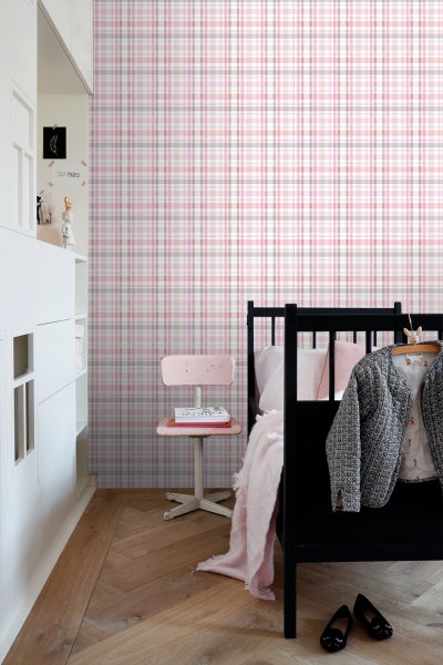 Dekoratives Kinderzimmer mit karierter Tapete, Bett und Möbeln