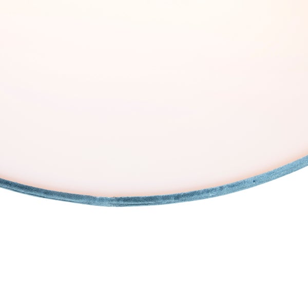 Detailansicht eines Lampenschirms mit einer Kante aus Samt.