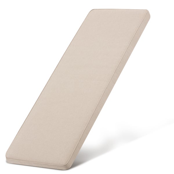 Rechteckige beige Polsterauflage für Gartenliegen oder Bänke aus strukturiertem Stoff mit Paspelsaum.