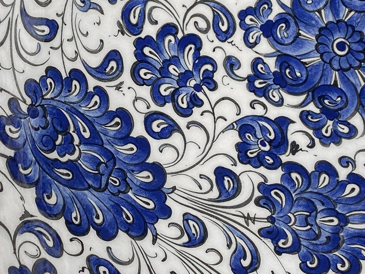 Keramikfliese mit blauem Blumenmuster