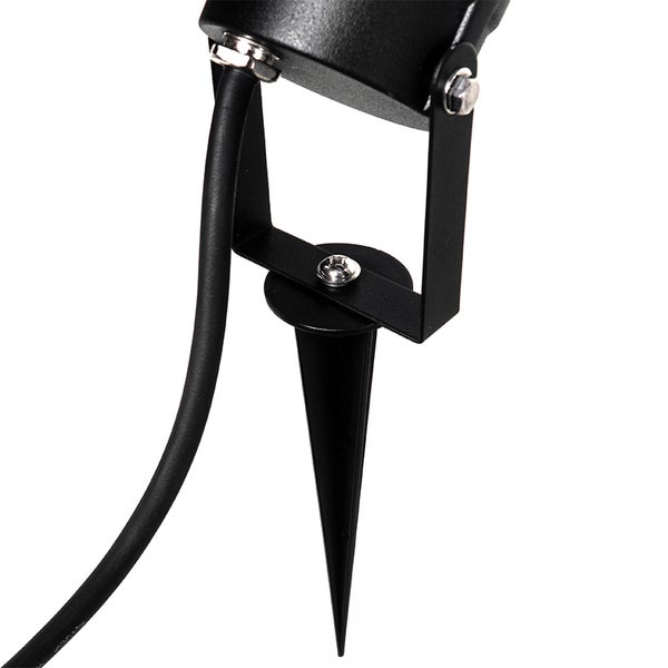 Detailansicht eines schwarzen Gartenstrahlers mit Erdspieß, Montagebügel und Stromkabel.