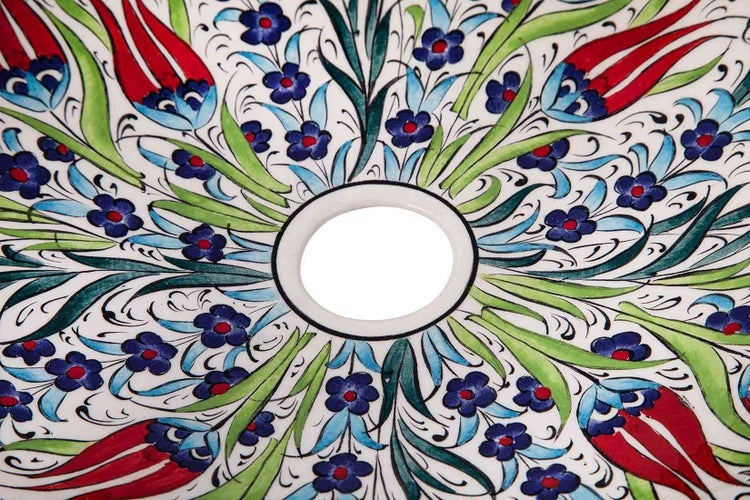 Detailansicht eines Waschbeckens mit floralem Muster und Abflussöffnung