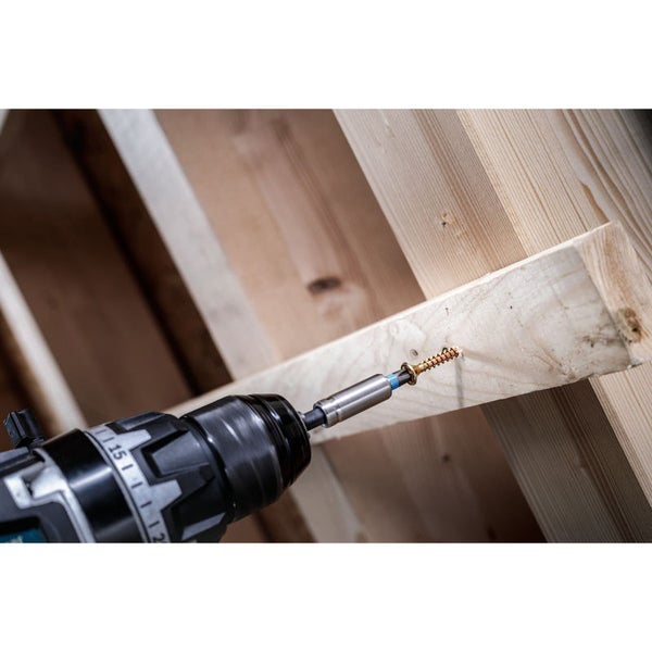 Akkuschrauber mit Schraube im Holz