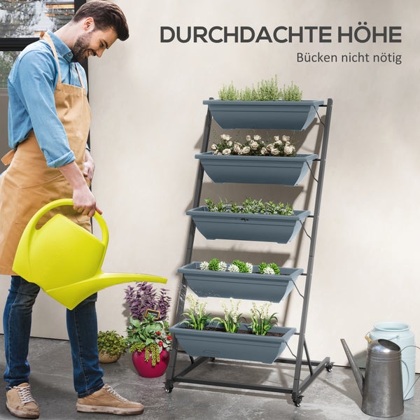 Mann gießt Pflanzen in einem grauen, mehrstöckigen Pflanzgefäß mit einer gelben Gießkanne