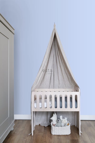 Kinderzimmer mit Babybett, Stoffbaldachin und Spielzeugkorb