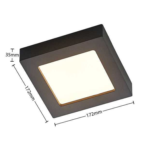 Quadratische LED-Deckenleuchte in Schwarz mit den Maßen 172 mal 172 mal 35 Millimeter.