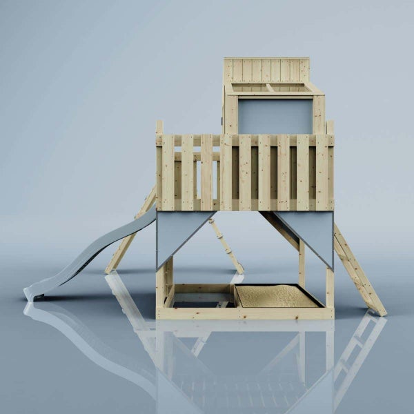 Spielturm aus Holz mit Rutsche, Schaukel, Kletternetz und Sandkasten.