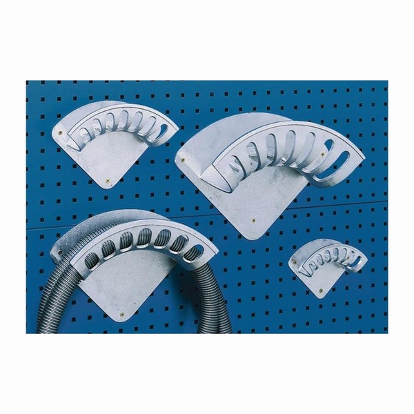 Wand-Schlauchhalter aus Metall in verschiedenen Größen an einer Lochwand, ein Halter mit einem Wellschlauch.