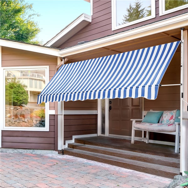 Hausfassade mit Markise mit Streifenmuster über der Tür