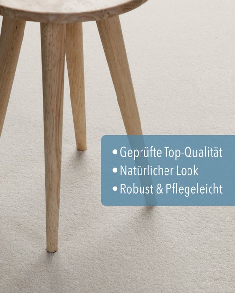 Nahaufnahme der Beine eines Holzhockers auf Teppich mit Merkmalen wie geprüfte Qualität, natürliches Aussehen, robust und pflegeleicht.