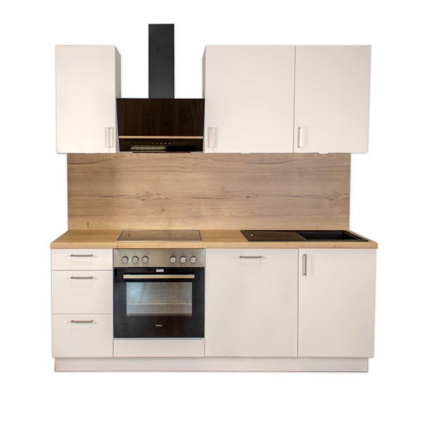 Komplette Küche mit weißen Schränken, Dunstabzugshaube, Spüle und Backofen