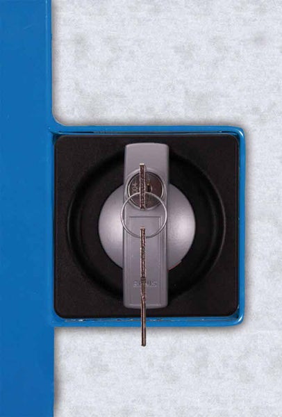 Zylinderschloss aus Metall mit zwei Schlüsseln am Schlüsselring, eingebaut in einen blauen Rahmen.