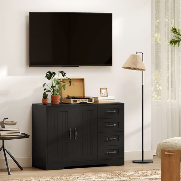 Schwarzes Sideboard im modernen Wohnzimmer mit zwei Türen und vier Schubladen, Fernseher an der Wand und eine Stehlampe.