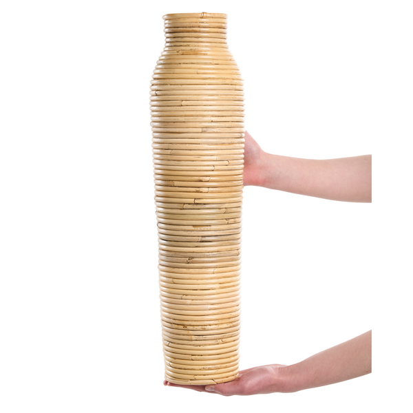 Hohe, zylindrische Bodenvase aus geflochtenem Rattan mit gerippter Struktur.