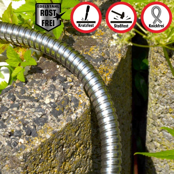 Flexibler Gartenschlauch aus Edelstahl auf einem Stein. Symbole für rostfrei, kratzfest, stoßfest und knickfrei.