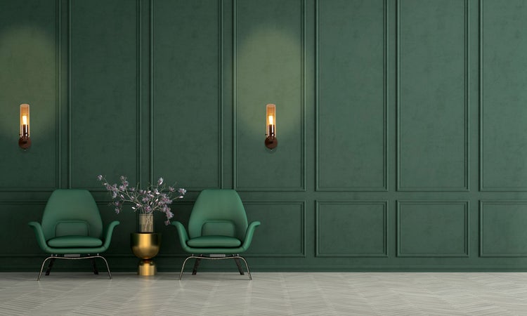 Elegantes Interieur mit zwei Sesseln, einem Beistelltisch mit Blumenvase und Wandleuchten