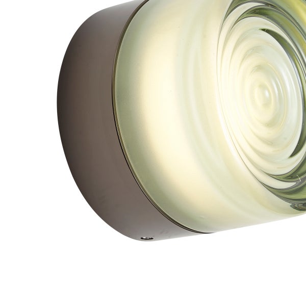 Wandleuchte mit mattiertem Glasschirm und Metallgehaeuse fuer Innenraeume