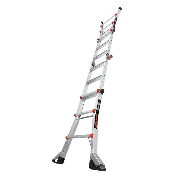 Little Giant Velocity Aluminium Gelenk-Mehrzweckleiter aus leichtem Metall mit Standfüßen in ausgefahrener Anlegeleiter-Position.