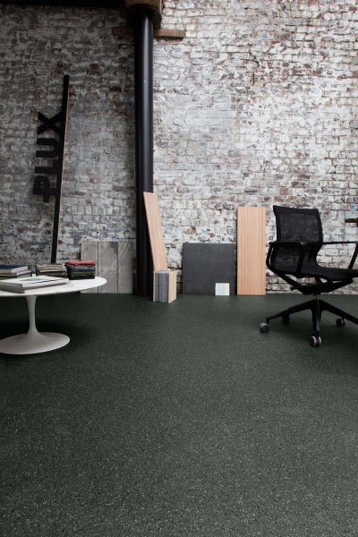 Helle Küche mit Essbereich, ausgestattet mit Küchenmöbeln, Geräten und Tisch mit Stühlen.