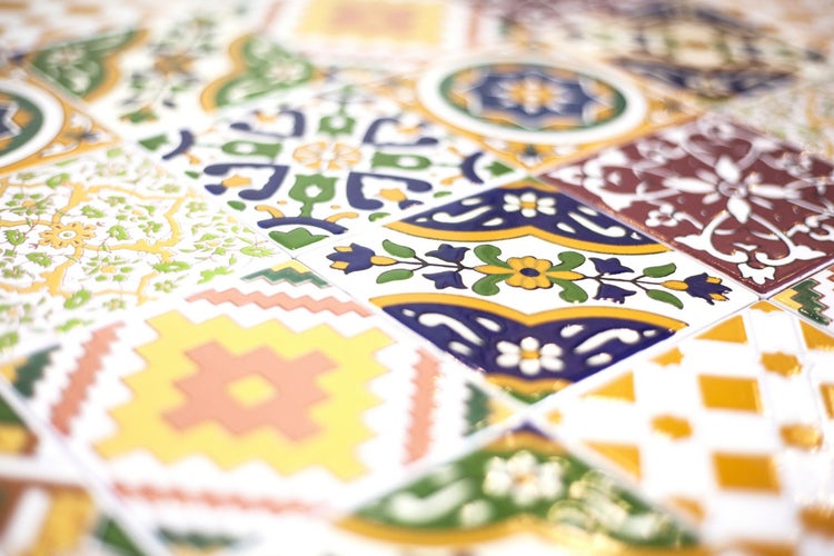 Detailansicht von gemusterten Keramikfliesen
