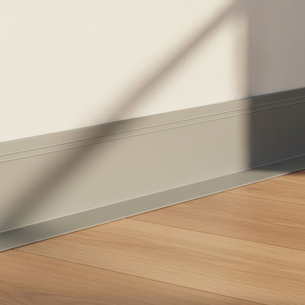 Fußleiste an einer Wand montiert mit Übergang zu einem Holzboden