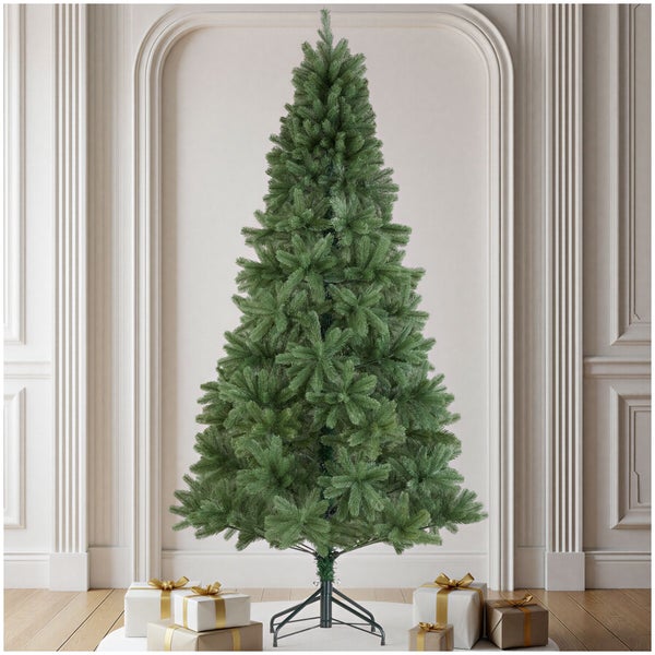 Ein künstlicher Weihnachtsbaum steht vor einer Wand mit klassischem Profil, dekoriert mit Geschenkboxen auf einem Parkettboden.