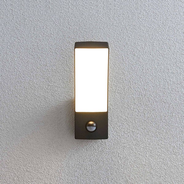 Lindby LED Wandleuchte außen Ilvita mit Bewegungsmelder (spritzwassergeschützt (Modern) in Schwarz aus Aluminium (1 flammig, ) - Wandlampe für Außenwand/Hauswand Haus Terrasse und Balkon