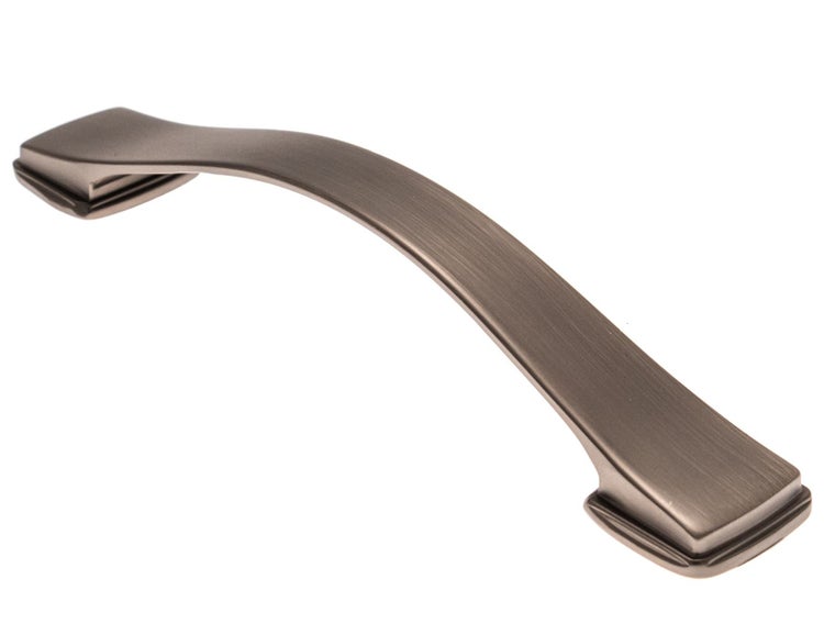 Ein geschwungener Möbelgriff aus Metall in gebürsteter Optik für Schränke und Schubladen.