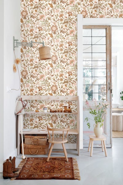 Moderne Tapetenbordüre mit geometrischen Kreisen und Blättermustern an einer Wand in einem hellen Wohnzimmer.