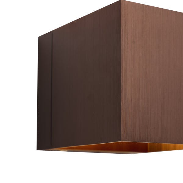 Moderne würfelförmige Wandleuchte aus Metall mit gebürsteter Oberfläche und Lichtaustritt nach unten.