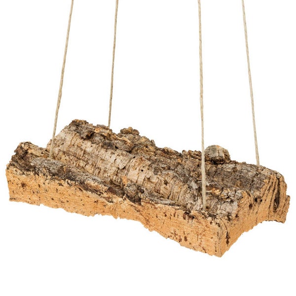 Vogelschaukel aus Naturkork mit vier Befestigungsschnüren zum Aufhängen.