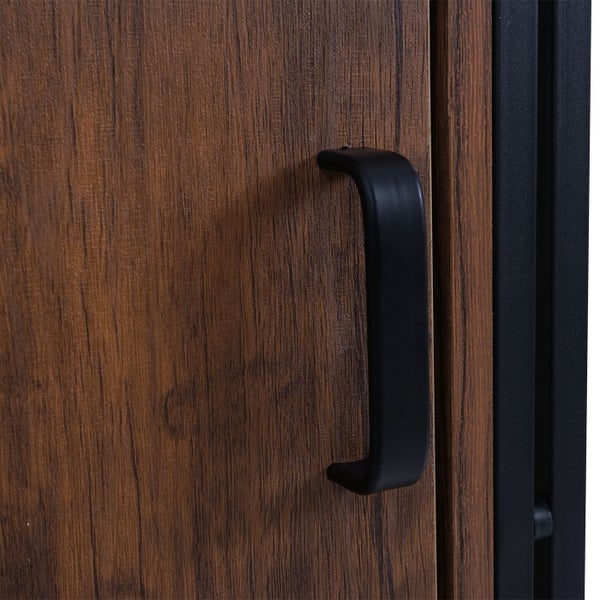 Detailaufnahme einer Schranktür mit Holzstruktur und einem schwarzen Griff.