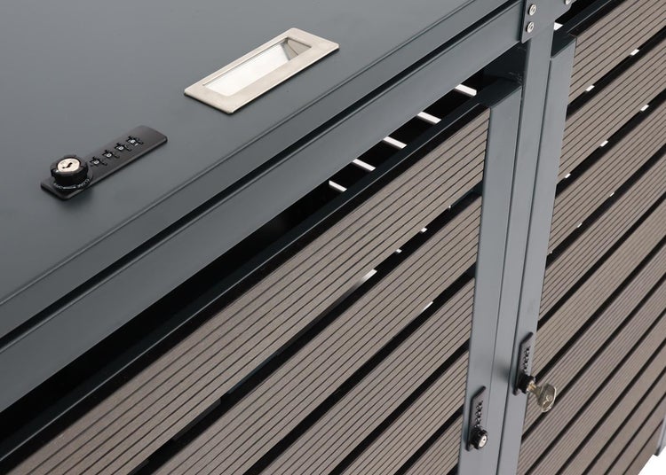 Detailansicht einer Mülltonnenbox mit Griff, Schloss und horizontalen Lamellen