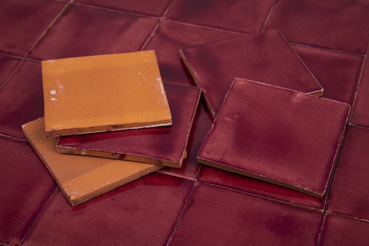 Quadratische Keramikfliesen in verschiedenen Ausführungen