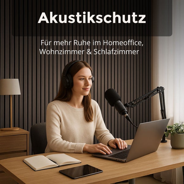 Frau arbeitet im Homeoffice an einem Schreibtisch mit Laptop und Mikrofon vor einer Wand mit Akustikpaneelen in Holzoptik.
