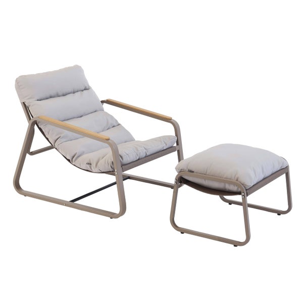 Gartensessel mit Fußhocker, Metallgestell mit Holzarmlehnen und grauen Polsterkissen.