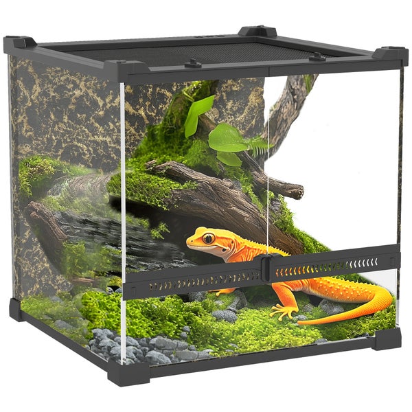 Glasterrarium mit schwarzem Rahmen, Netzabdeckung und strukturierter Rückwand, eingerichtet mit Moos, Holz und einer Echse.