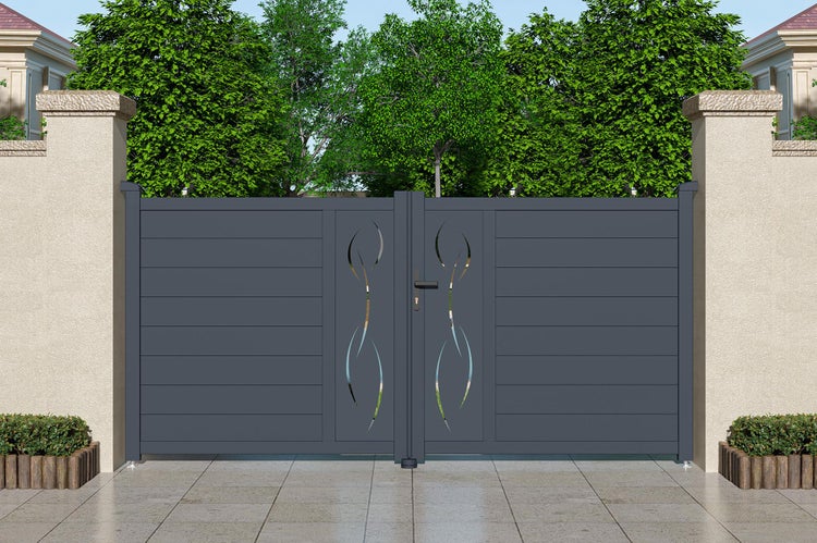 Modernes zweiflügeliges Hoftor aus Aluminium mit horizontalen Lamellen und dekorativen Ausschnitten zwischen zwei Pfeilern vor Bäumen.