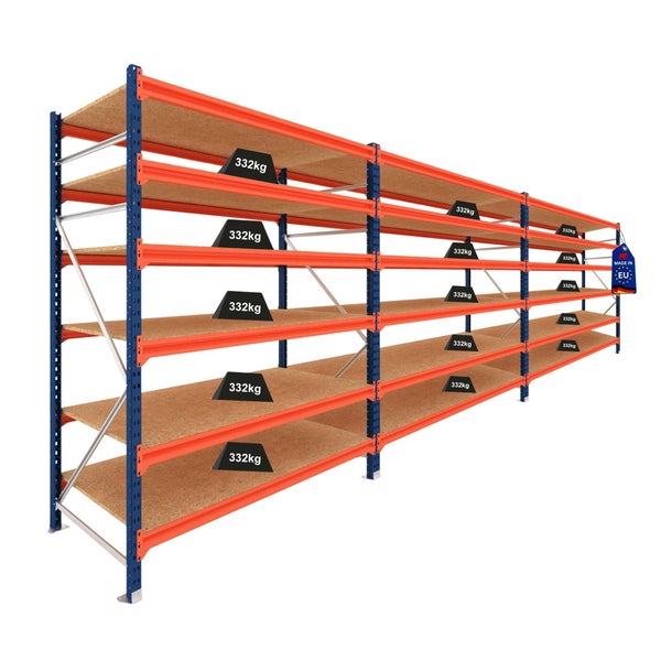 Schwerlastregal mit blauen Stehern, orangen Traversen, fünf Spanplattenböden und einer Traglast von 332 Kilogramm pro Boden.