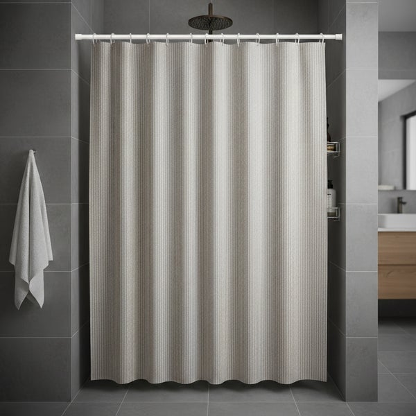 Modernes Badezimmer mit Duschvorhang an Duschstange