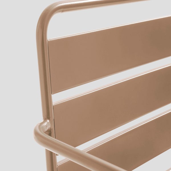 Nahaufnahme eines hellbraunen Metallgartenstuhls mit abgerundetem Rohrrahmen und waagerechten Lamellen an der Rückenlehne.