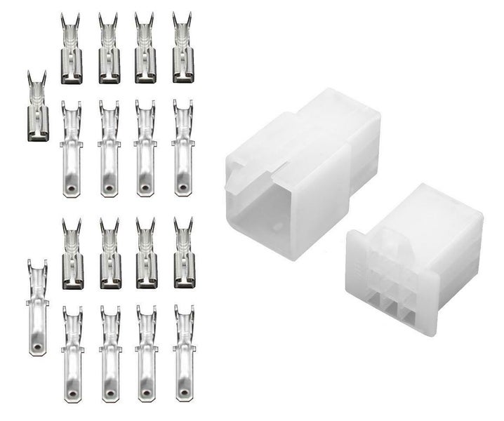 Set aus zwei weißen Kunststoff Steckgehäusen und mehreren Metall Flachsteckhülsen für elektrische Verbindungen