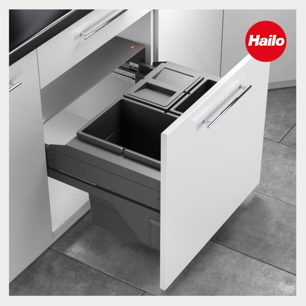 Hailo Einbau-Abfallsammler in einer weißen Küchenschublade mit mehreren Behältern zur Mülltrennung. Hailo Logo.