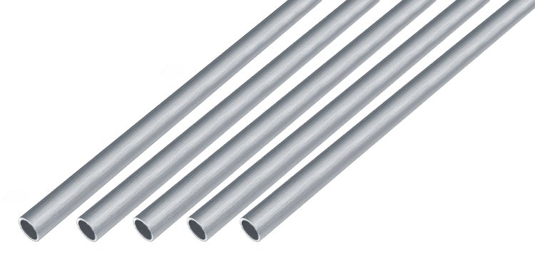 Fünf runde Aluminiumrohre mit glatter Oberfläche als Baumaterial