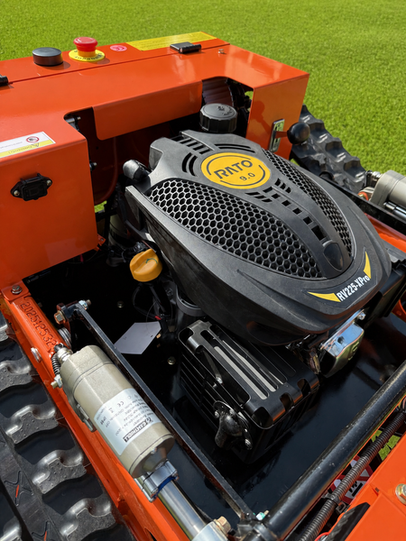 Nahaufnahme eines RATO RV225-XPro 9.0 Motors auf einer Raupenmaschine mit Motorabdeckung, RATO Logo und mechanischen Bauteilen.
