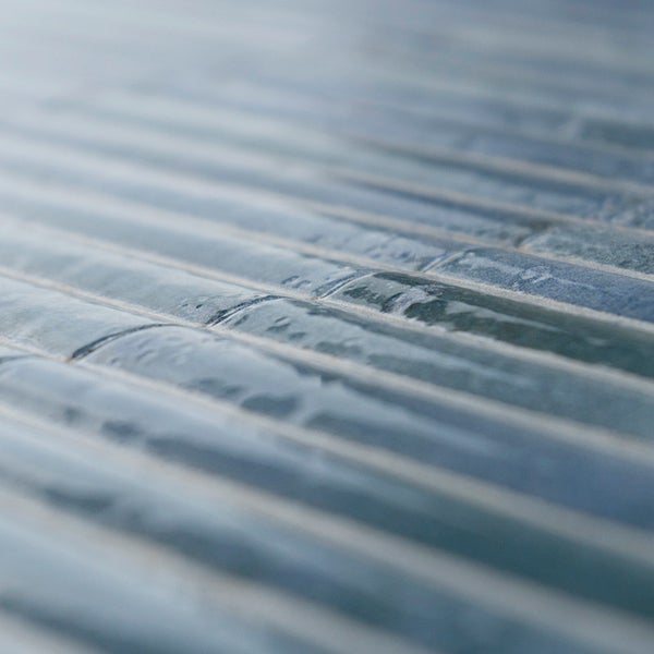 Wandfliesen mit gewellter Oberflächenstruktur im Detail in perspektivischer Ansicht