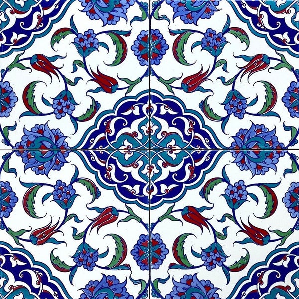 Fliesenmuster mit floralen und ornamentalen Motiven